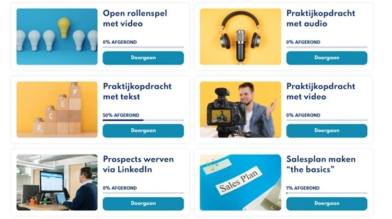 Zes praktijkopdrachten in Sales Campus naast elkaar, waaronder een open rollenspel met video, een opdracht met audio en een salesplan maken, elk met de voortgang eronder.